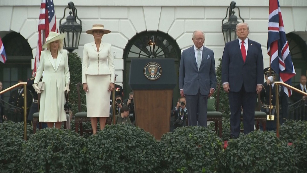 Rei Charles III e rainha Camilla são recebidos por Trump e Melania na Casa Branca; SIGA