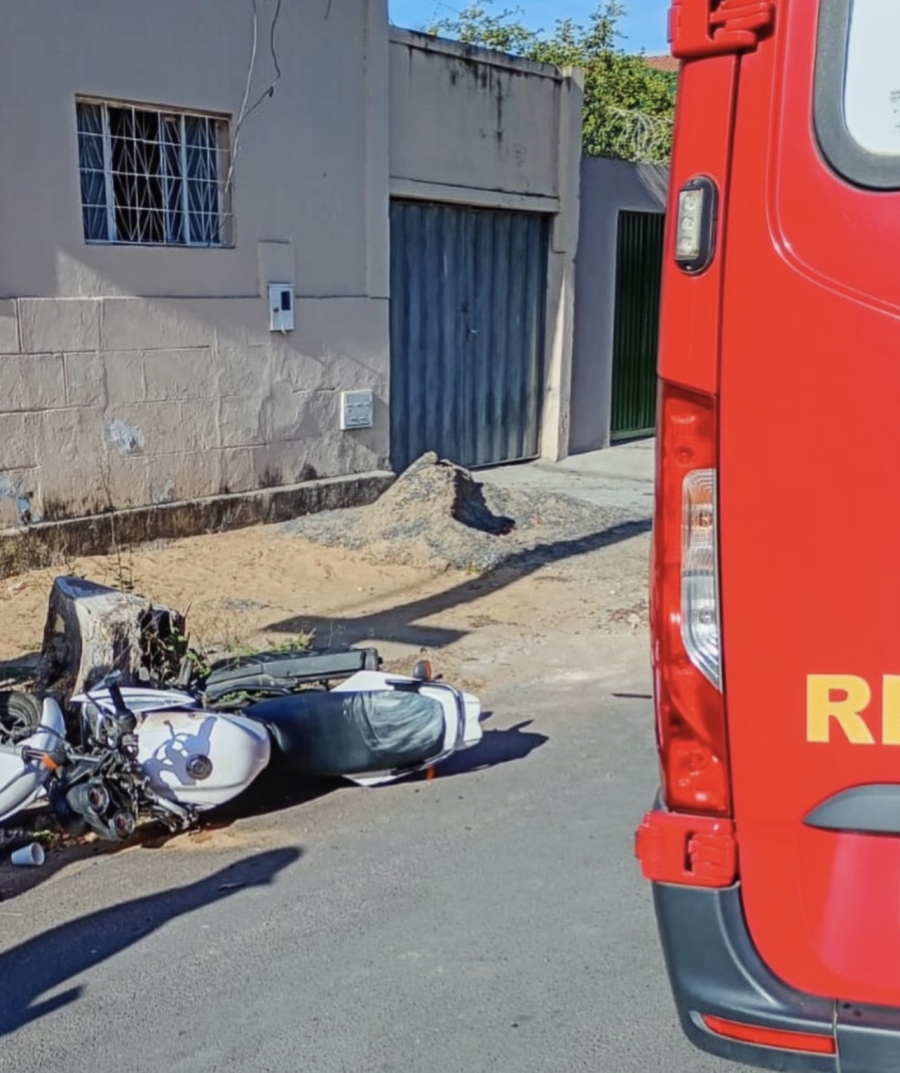 COLISÃO ENTRE MOTOCICLETA E AUTOMÓVEL NA RUA RIO GRANDE DO SUL