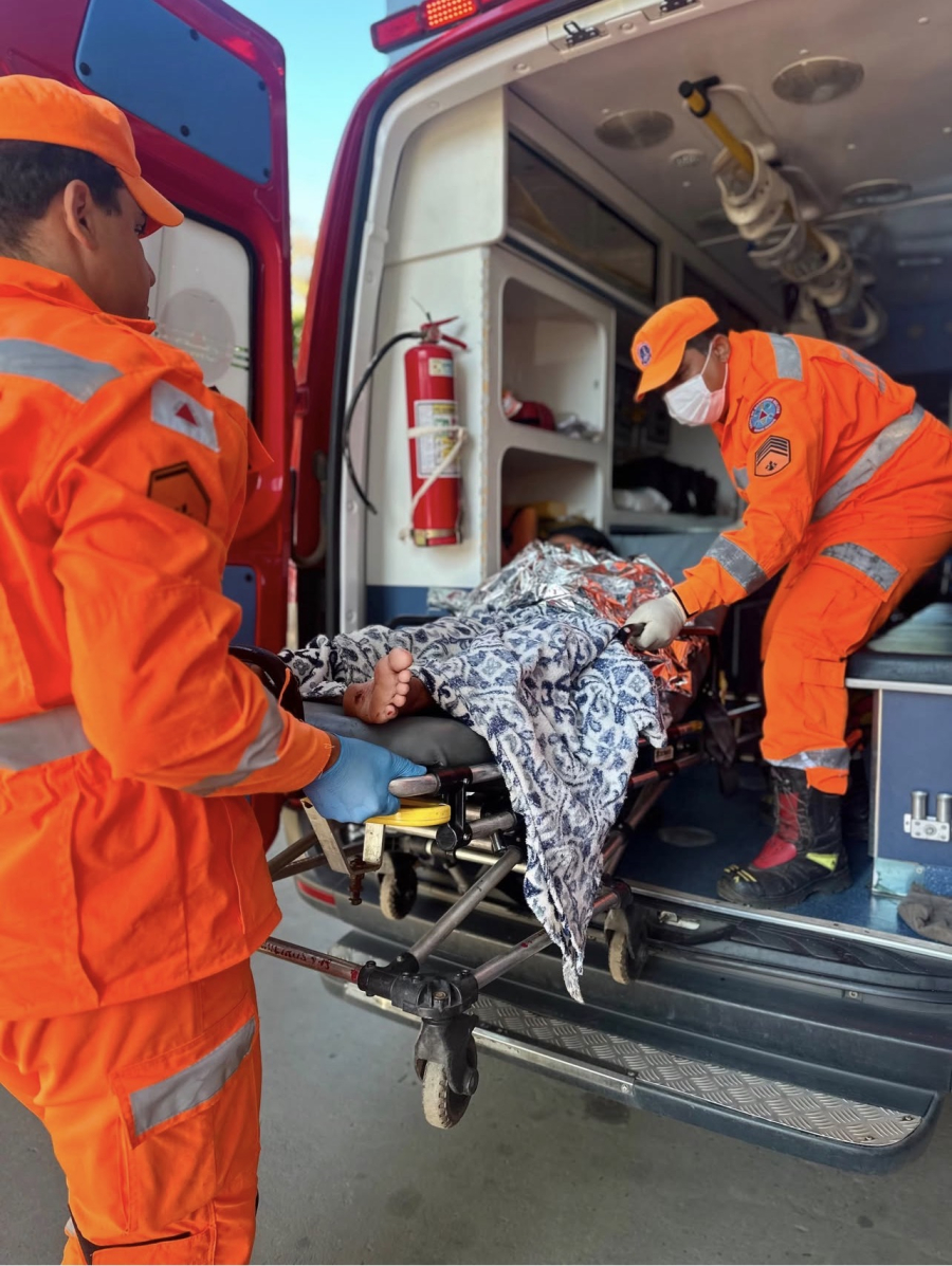 Corpo de bombeiros presta assistência a parturiente após nascimento de bebê.