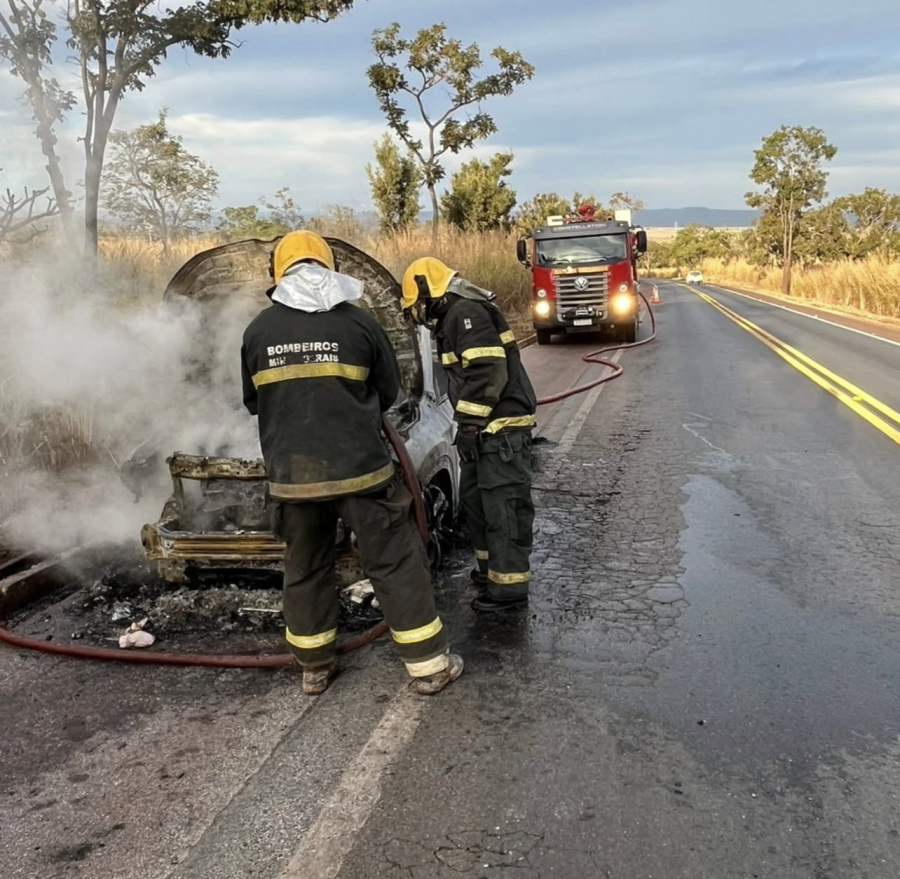 Incêndio em veículo na BR 365 mobiliza bombeiros 