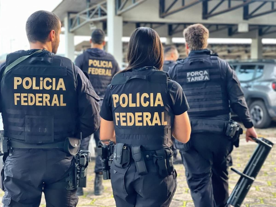 A Polícia Federal prendeu um homem de 24 anos suspeito de armazenar material de exploração sexual infantojuvenil em Buritizeiro, no Norte de Minas.