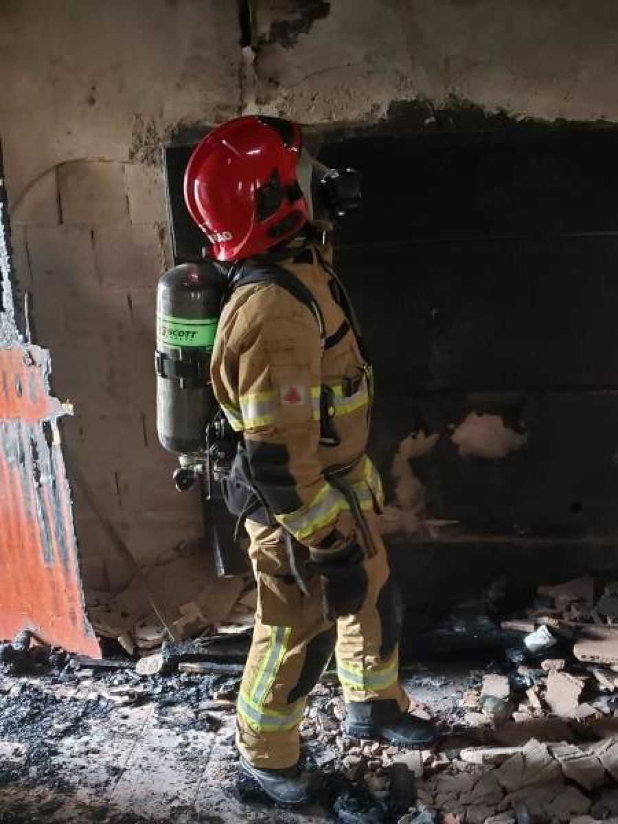 Militares do corpo de bombeiros combatem incêndio em residência; vítima vai a óbito