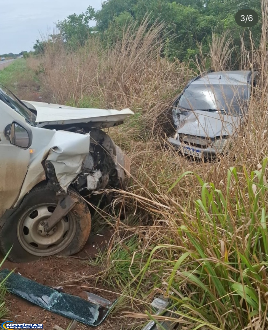 Uma tentativa de ultrapassagem terminou em colisão frontal entre um carro e uma caminhonete